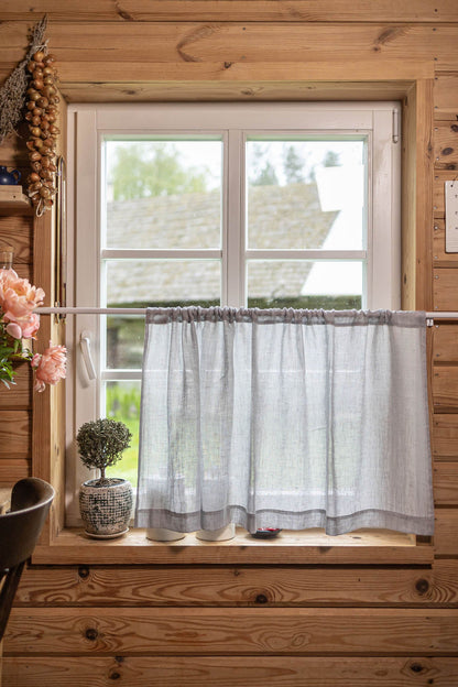 Transparenter Leinen-Café-Vorhang an einem regnerischen Tag