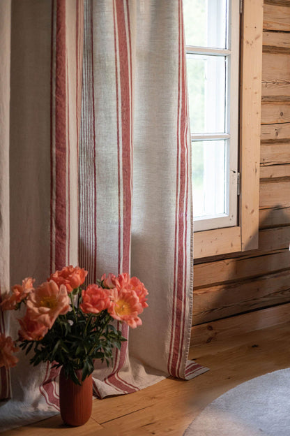 Leinenvorhang mit Bleistiftfalten – französischer Stil mit kirschroten Streifen