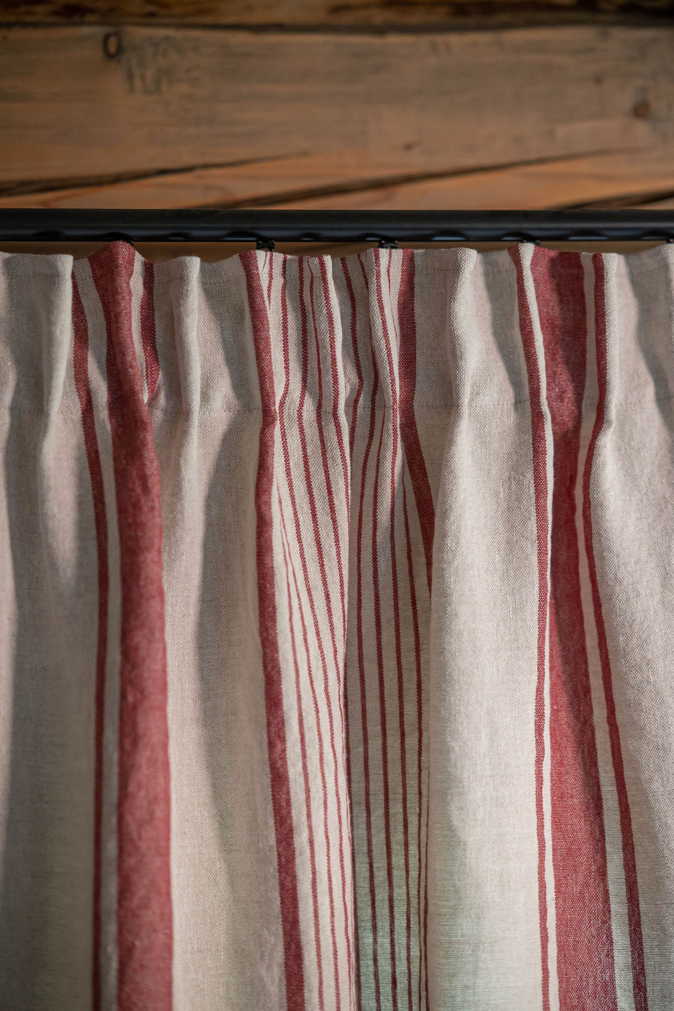 Leinenvorhang mit Bleistiftfalten – französischer Stil mit kirschroten Streifen