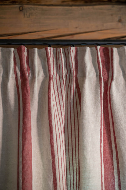 Leinenvorhang mit Bleistiftfalten – französischer Stil mit kirschroten Streifen