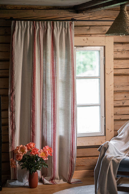 Leinenvorhang mit Bleistiftfalten – französischer Stil mit kirschroten Streifen