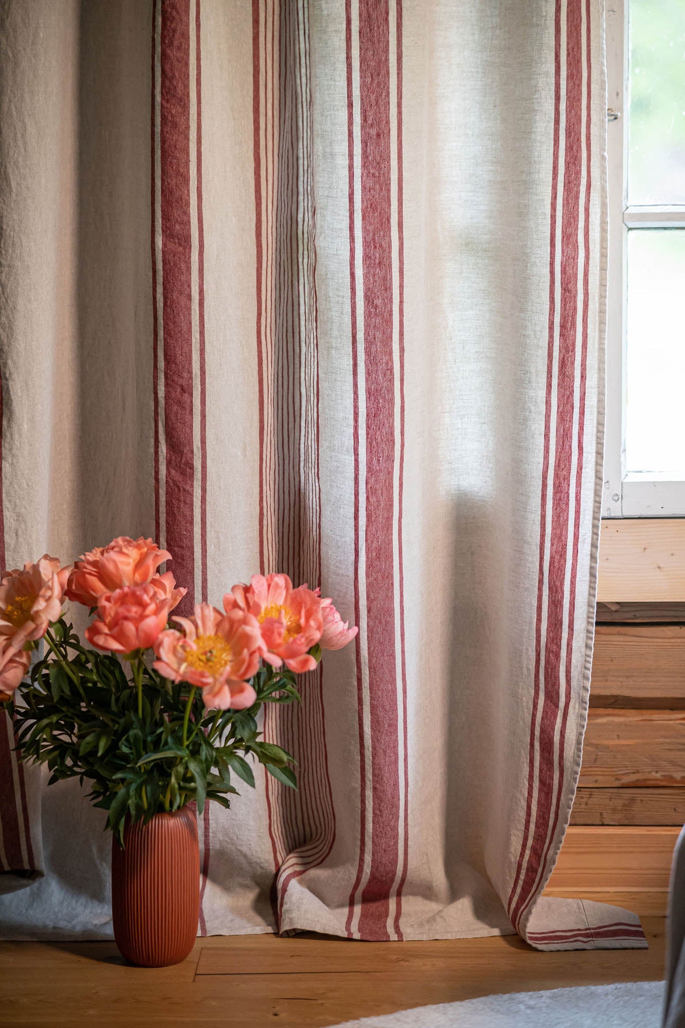 Leinenvorhang mit Bleistiftfalten – französischer Stil mit kirschroten Streifen