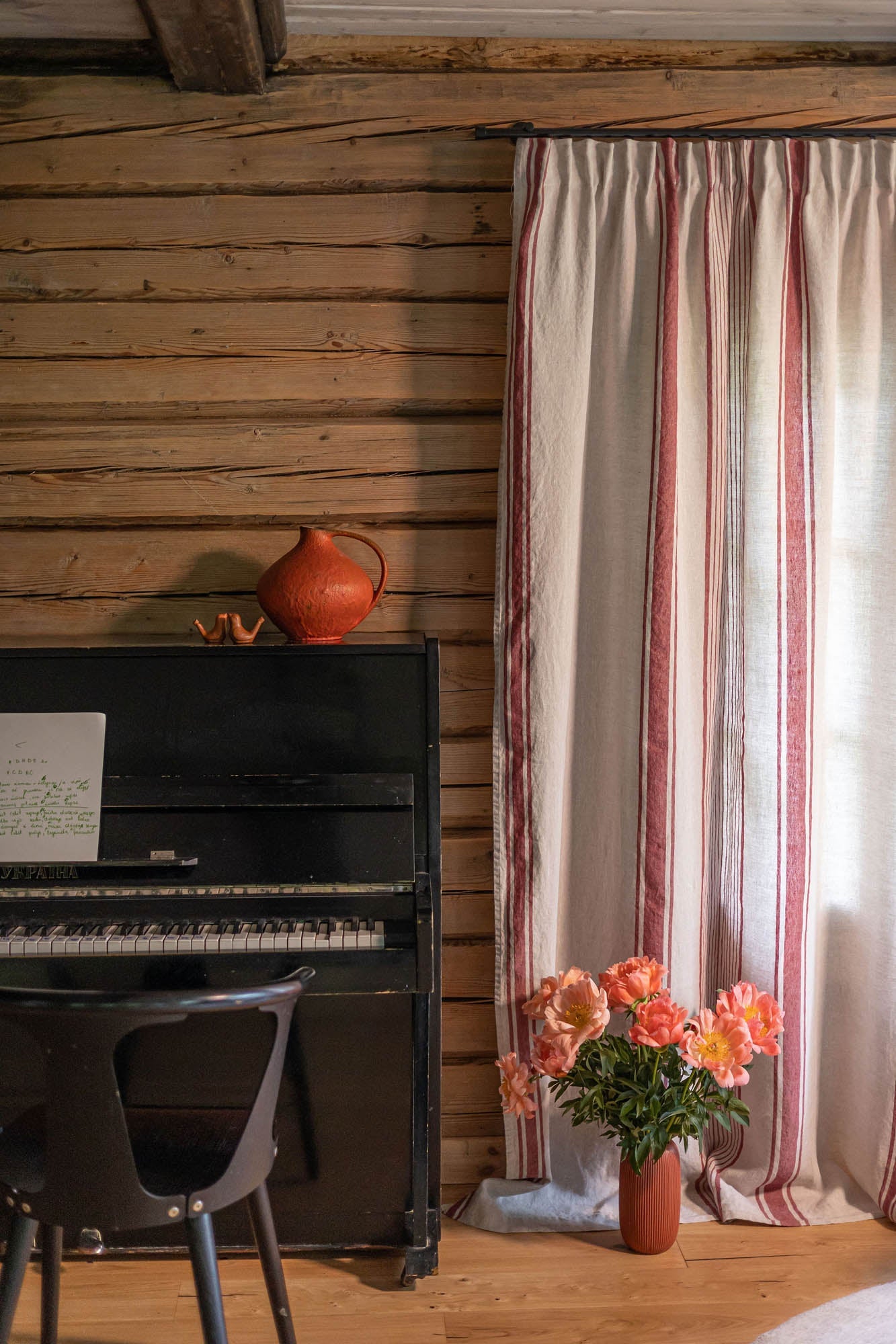 Leinenvorhang mit Bleistiftfalten – französischer Stil mit kirschroten Streifen