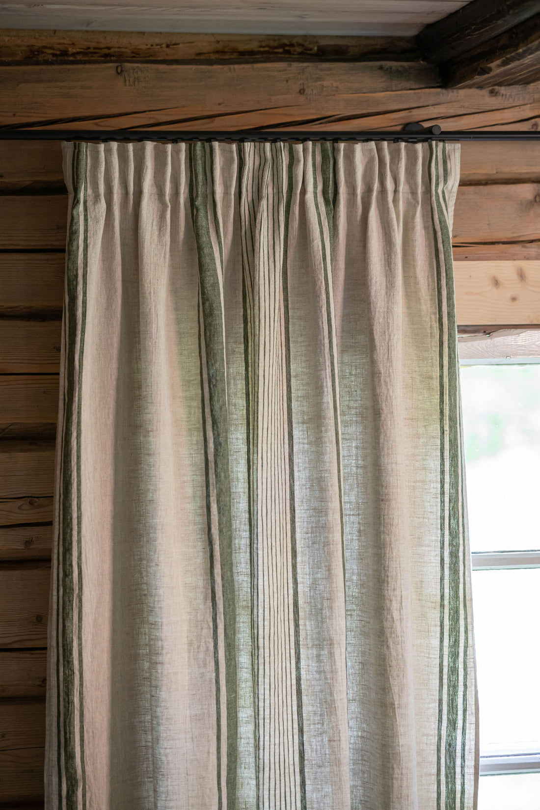 Leinenvorhang mit Bleistiftfalten – französischer Stil mit grünen Streifen