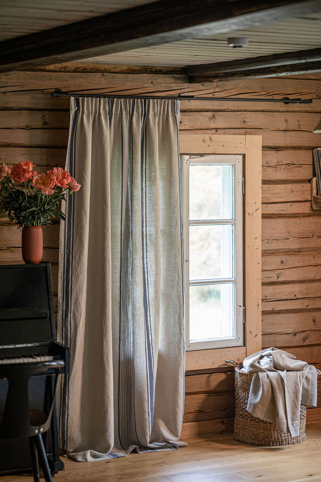 Leinenvorhang mit Bleistiftfalten – französischer Stil mit blauen Streifen