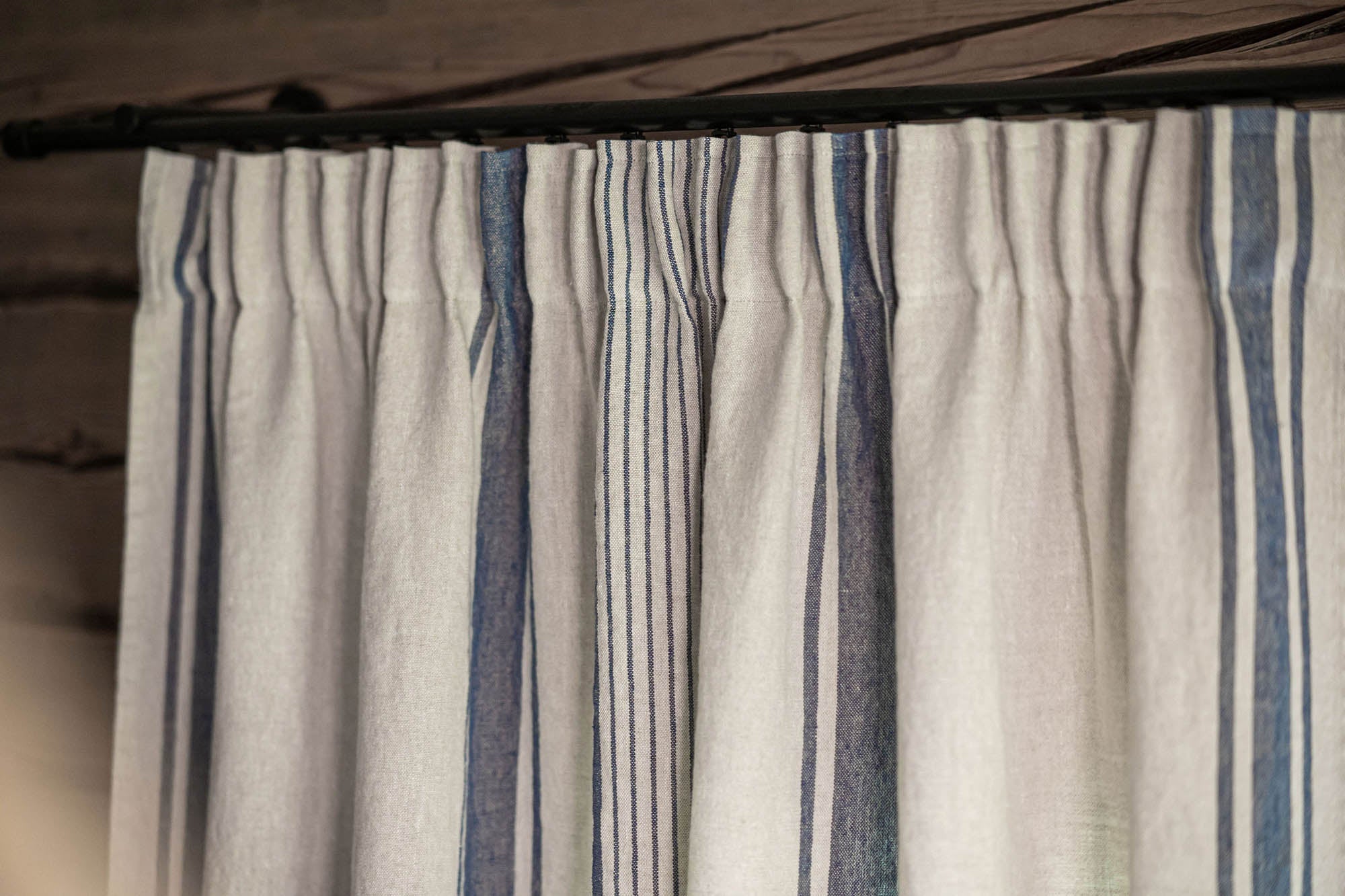 Leinenvorhang mit Bleistiftfalten – französischer Stil mit blauen Streifen