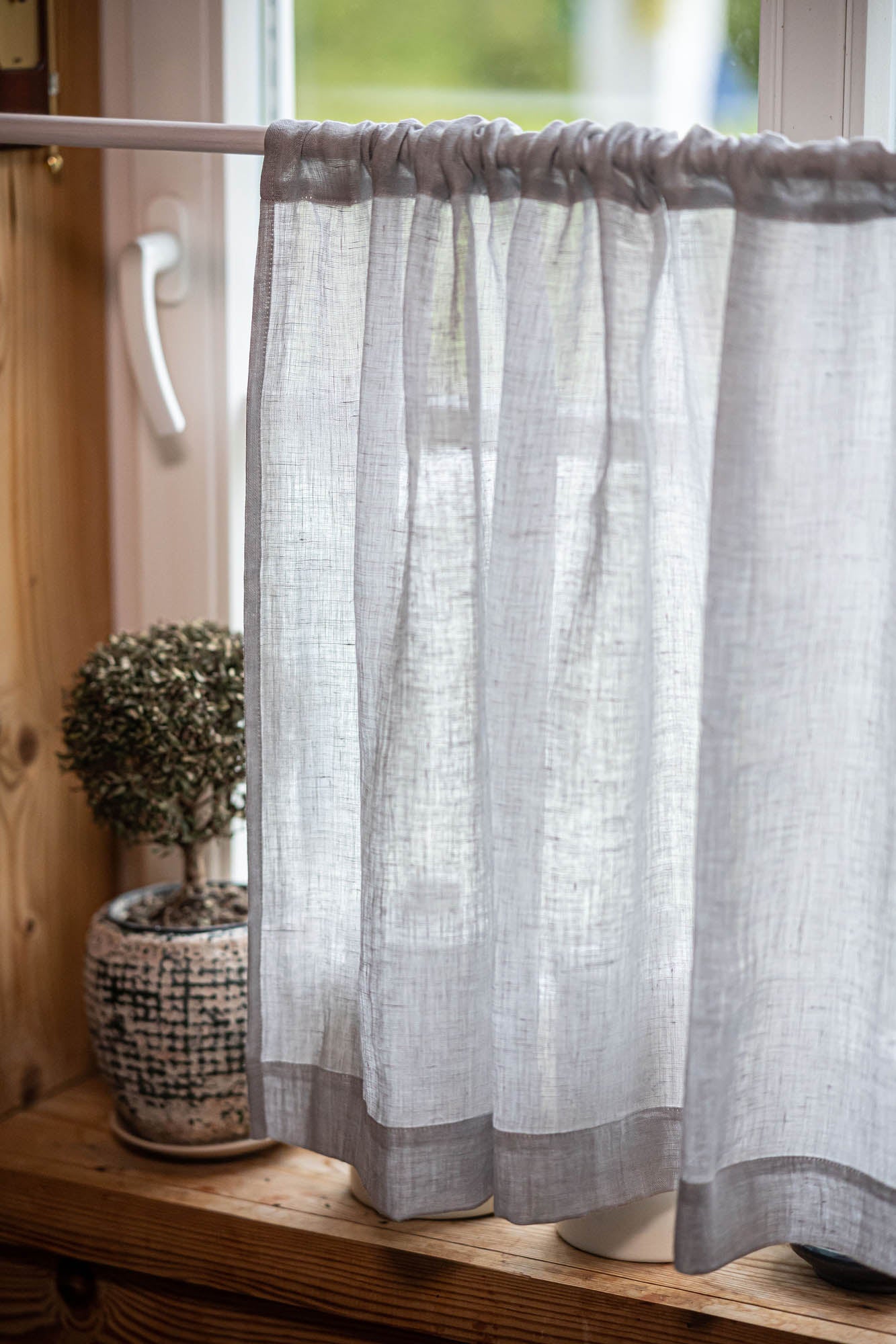 Transparenter Leinen-Café-Vorhang an einem regnerischen Tag