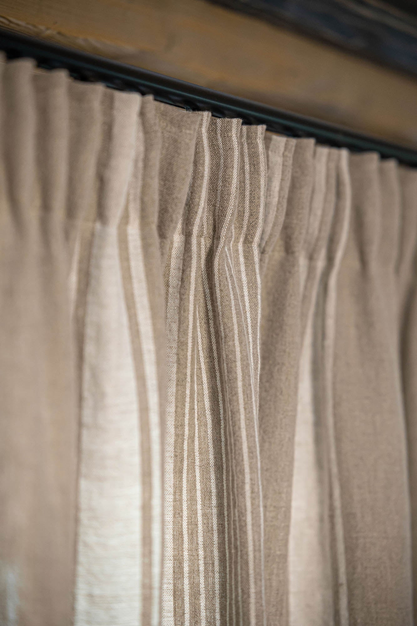 Leinenvorhang mit Bleistiftfalten – französischer Stil mit natürlichen Streifen