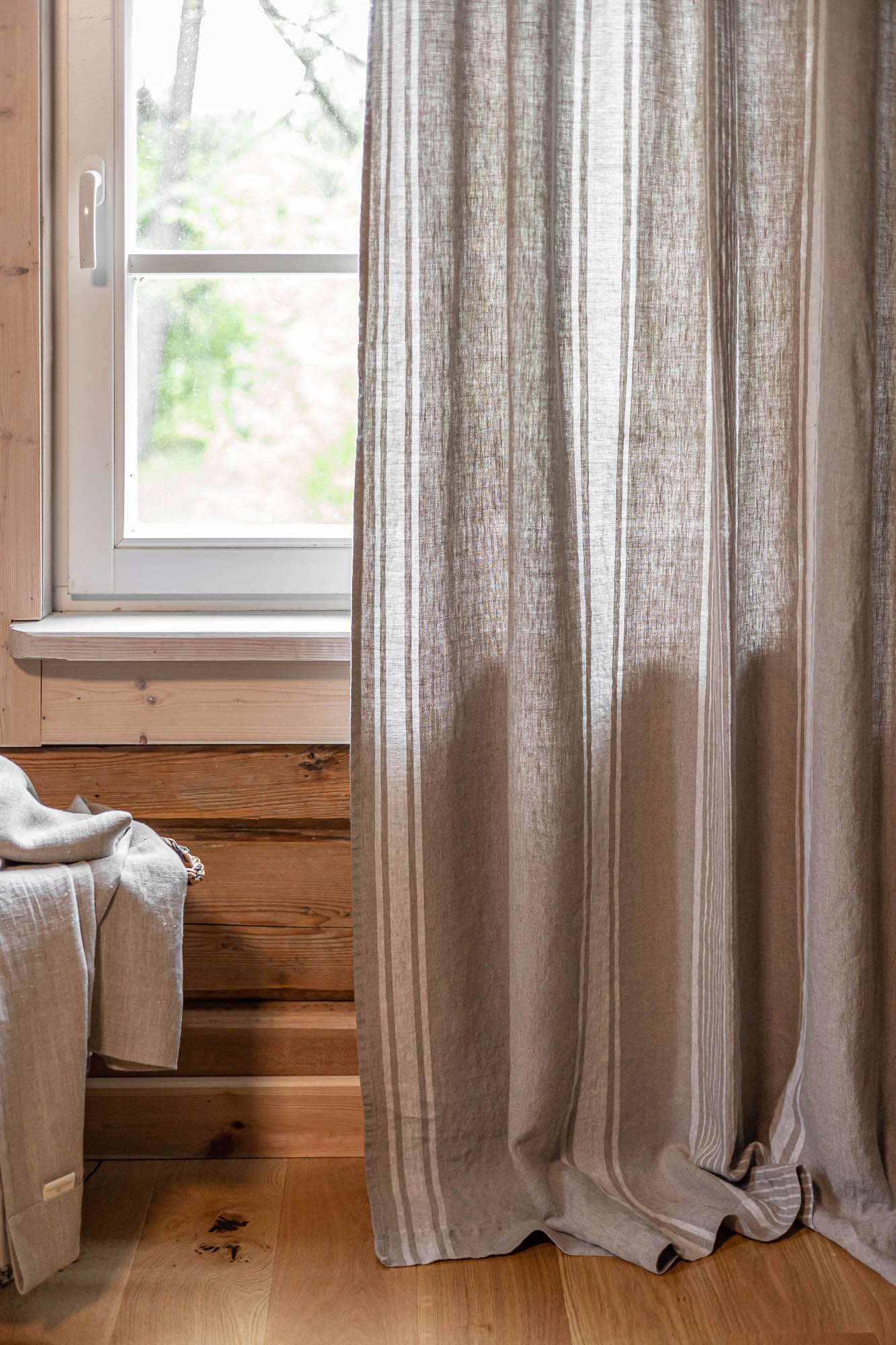 Leinenvorhang mit Bleistiftfalten – französischer Stil mit natürlichen Streifen