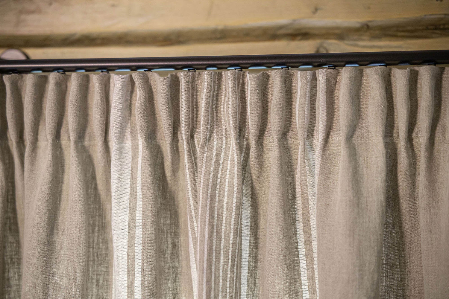 Leinenvorhang mit Bleistiftfalten – französischer Stil mit natürlichen Streifen