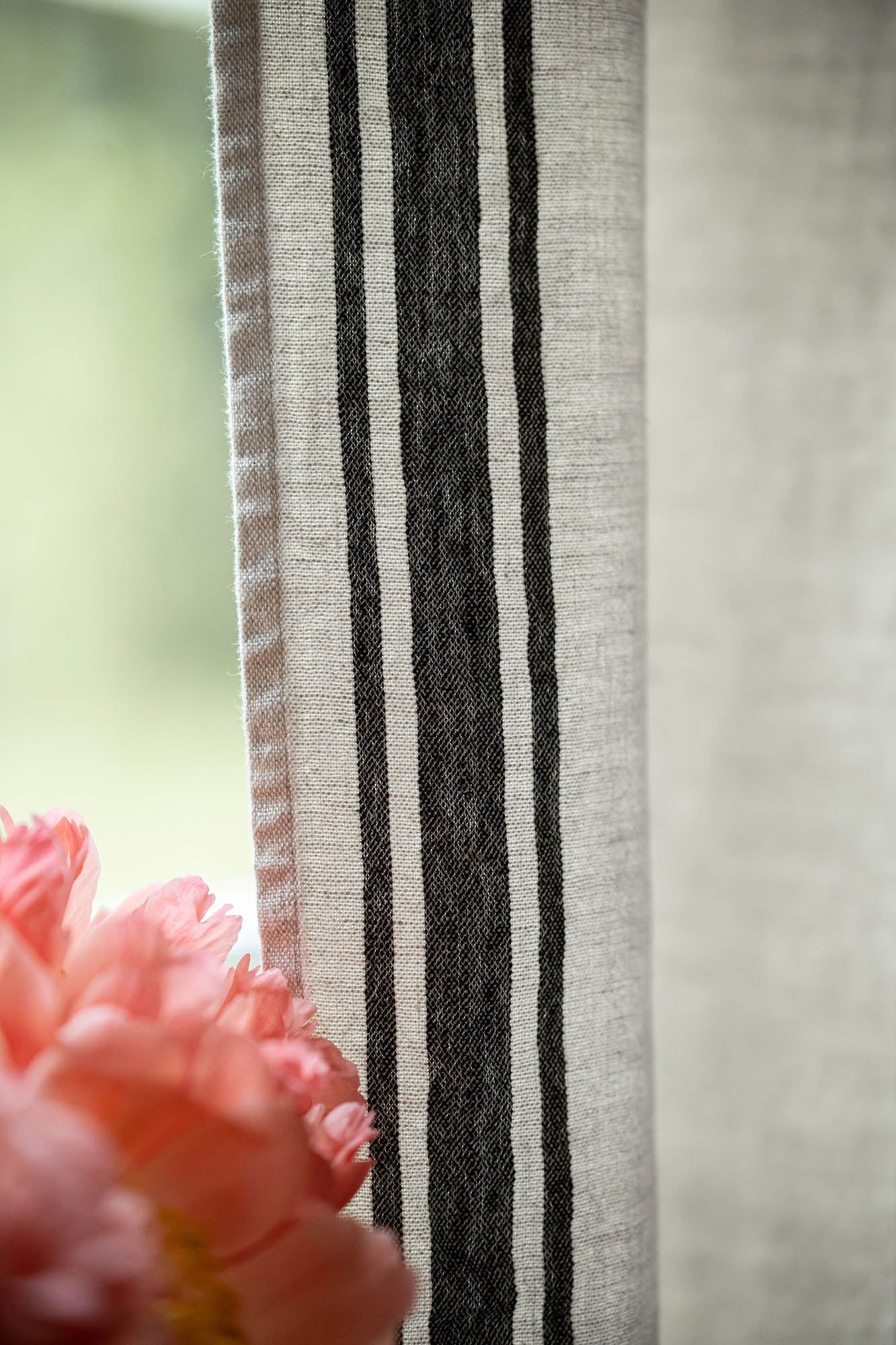 Leinenvorhang mit Bleistiftfalten – französischer Stil mit schwarzen Streifen