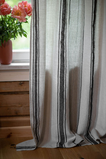Leinenvorhang mit Bleistiftfalten – französischer Stil mit schwarzen Streifen