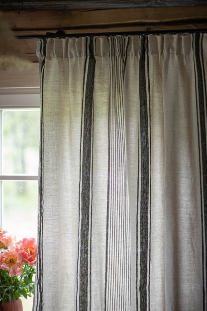Leinenvorhang mit Bleistiftfalten – französischer Stil mit schwarzen Streifen