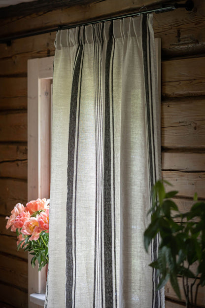 Leinenvorhang mit Bleistiftfalten – französischer Stil mit schwarzen Streifen