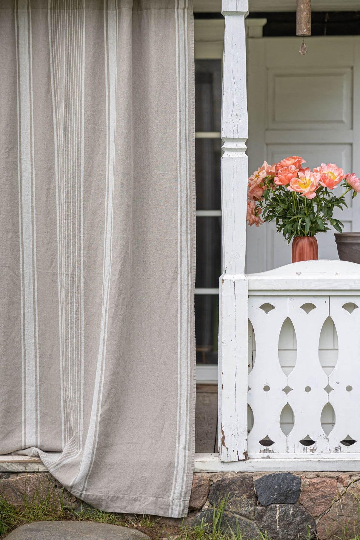 Leinenvorhang im französischen Stil mit natürlichen Streifen