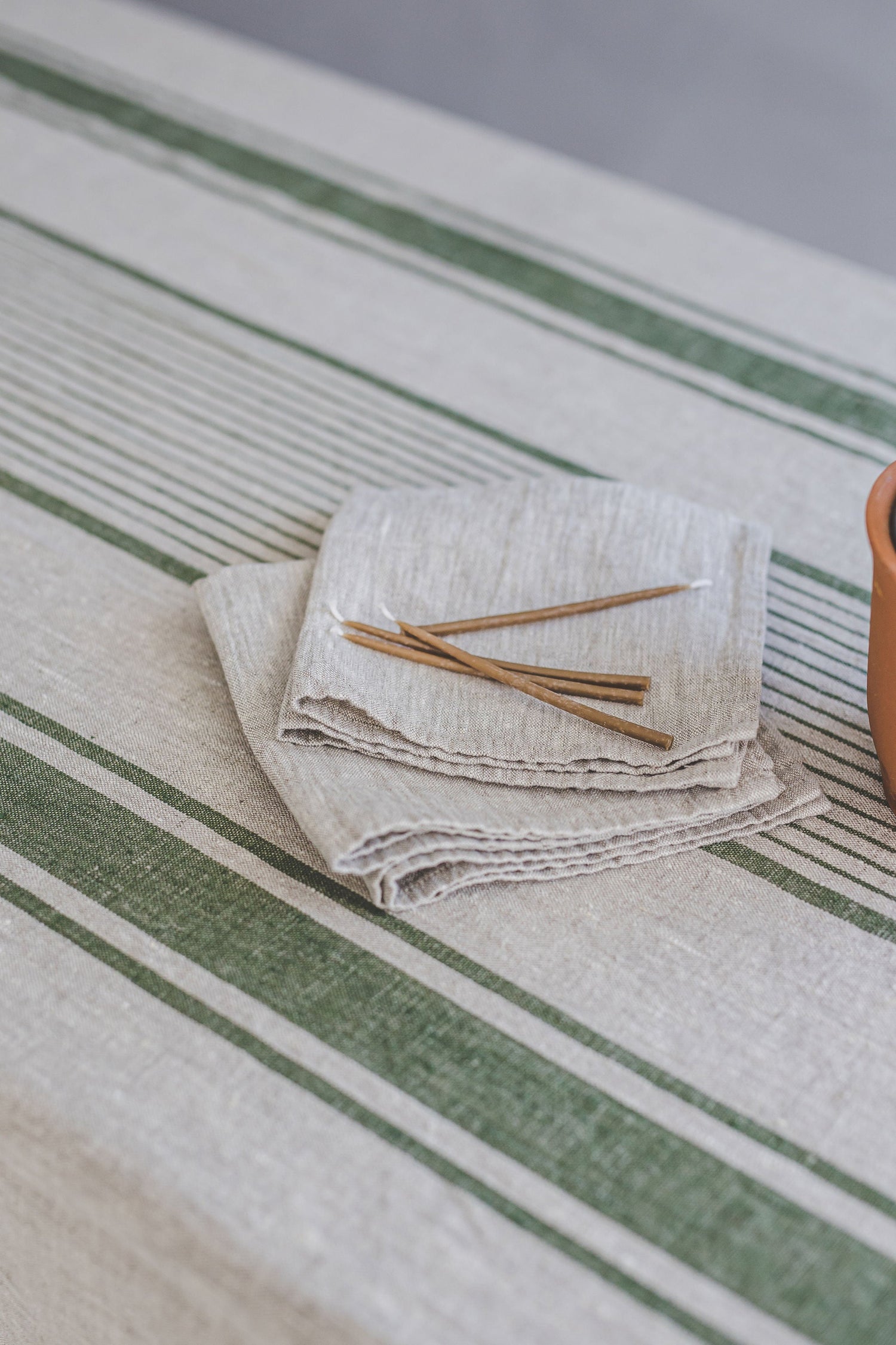 Leinentischdecke im französischen Stil mit grünen Streifen
