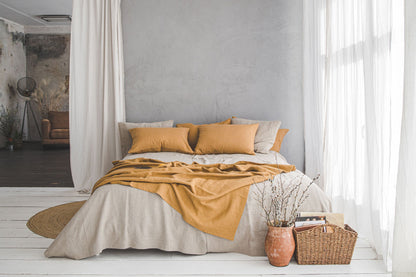 Kamelfarbene Leinen-Überwurfdecke