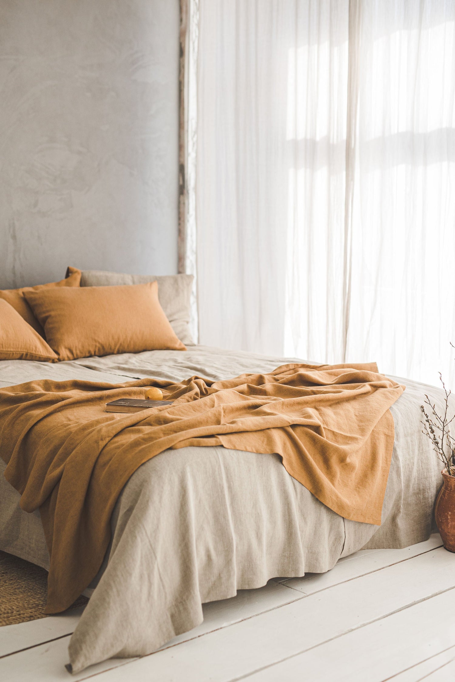 Kamelfarbene Leinen-Überwurfdecke