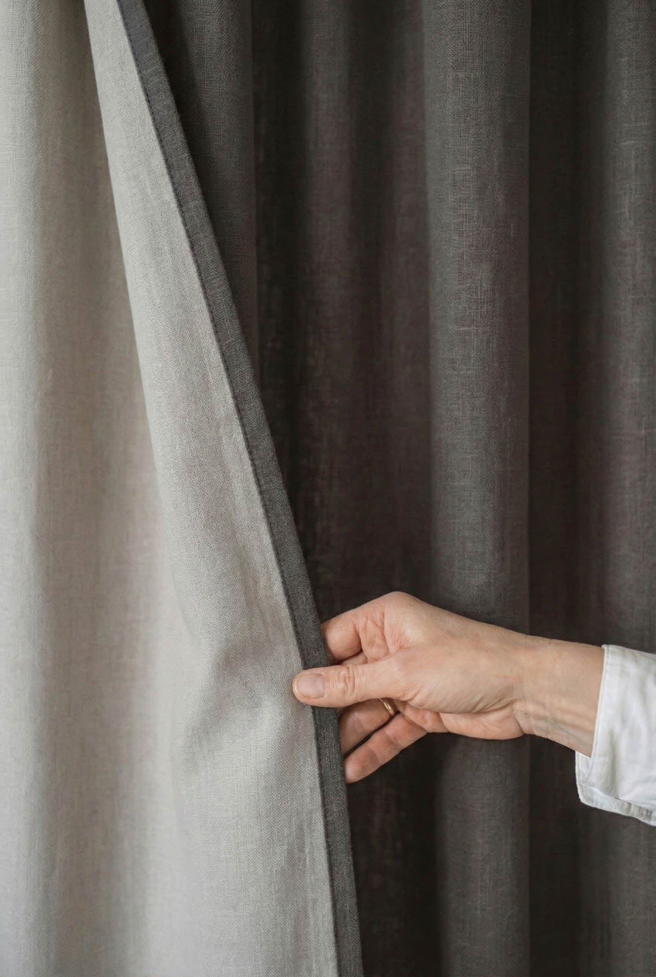 Schwerer, anthrazitgrauer Verdunkelungsvorhang aus Leinen mit multifunktionalem Kräuselband
