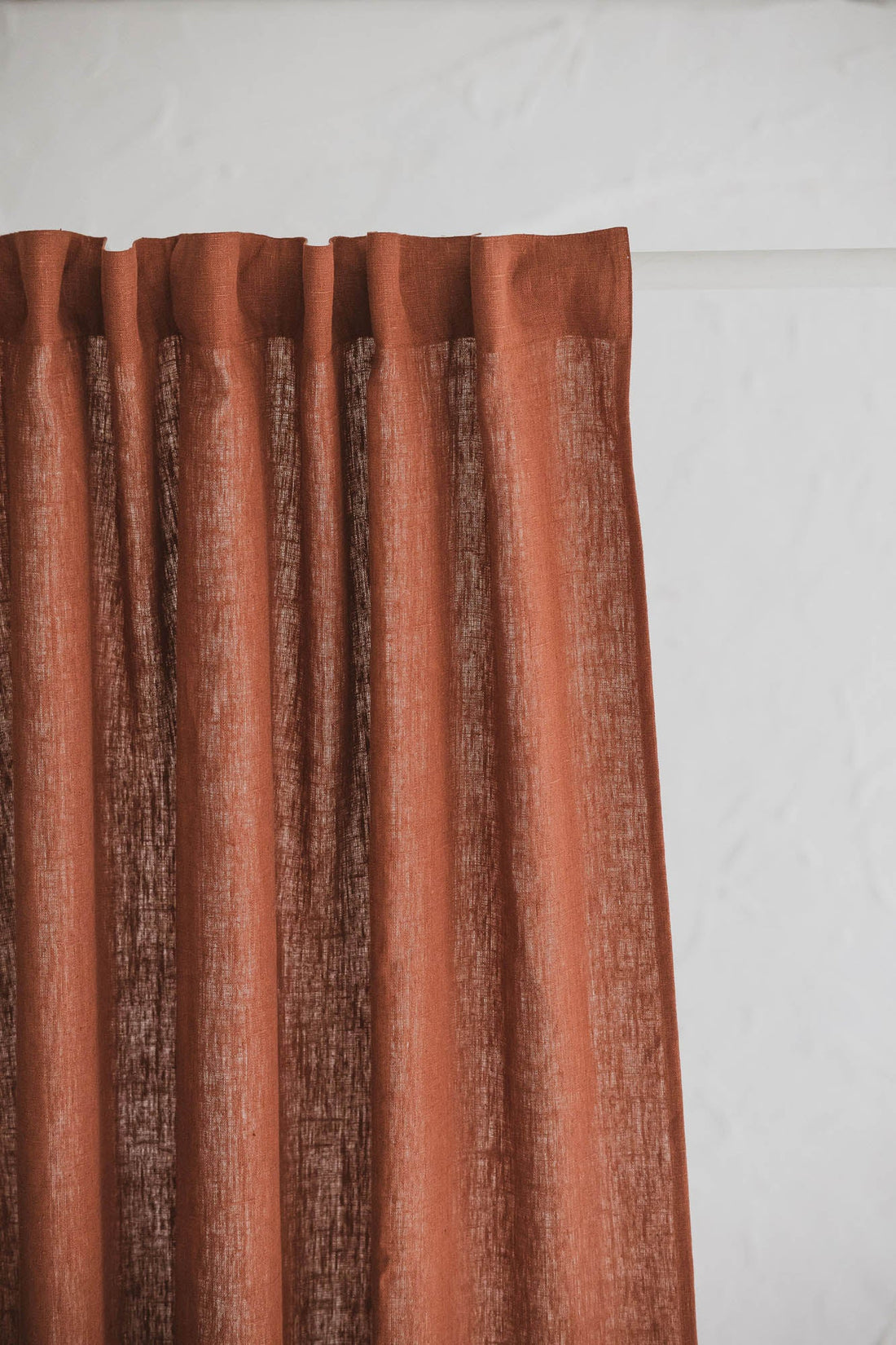 Schwerer Leinenvorhang in gebranntem Orange mit multifunktionalem Gardinenband
