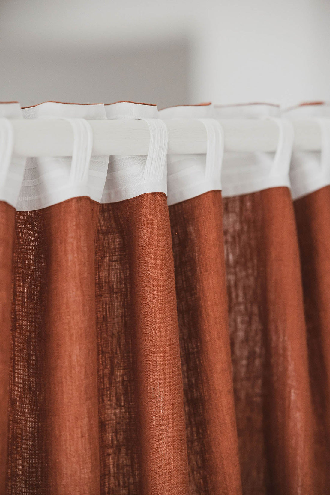 Schwerer Leinenvorhang in gebranntem Orange mit multifunktionalem Gardinenband