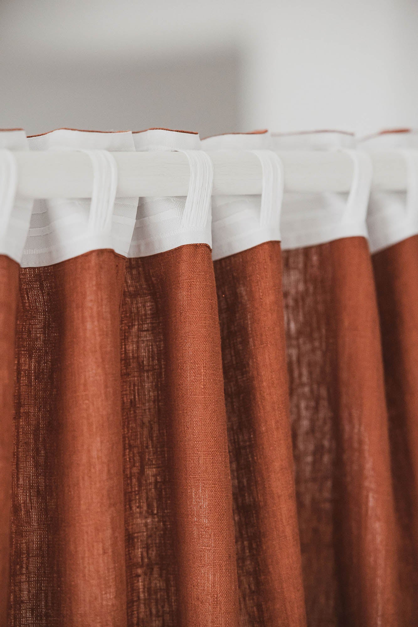 Schwerer Leinenvorhang in gebranntem Orange mit multifunktionalem Gardinenband