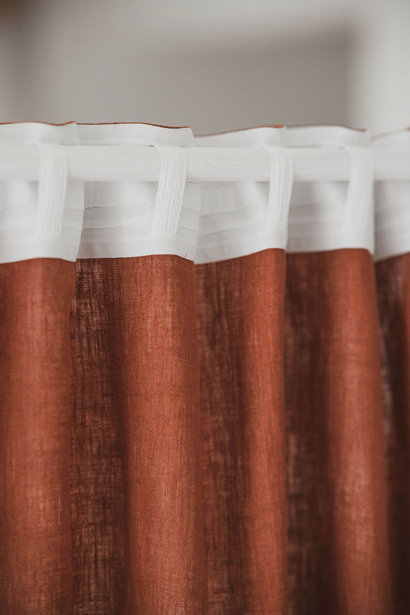 Leinenvorhang in gebranntem Orange mit multifunktionalem Gardinenband