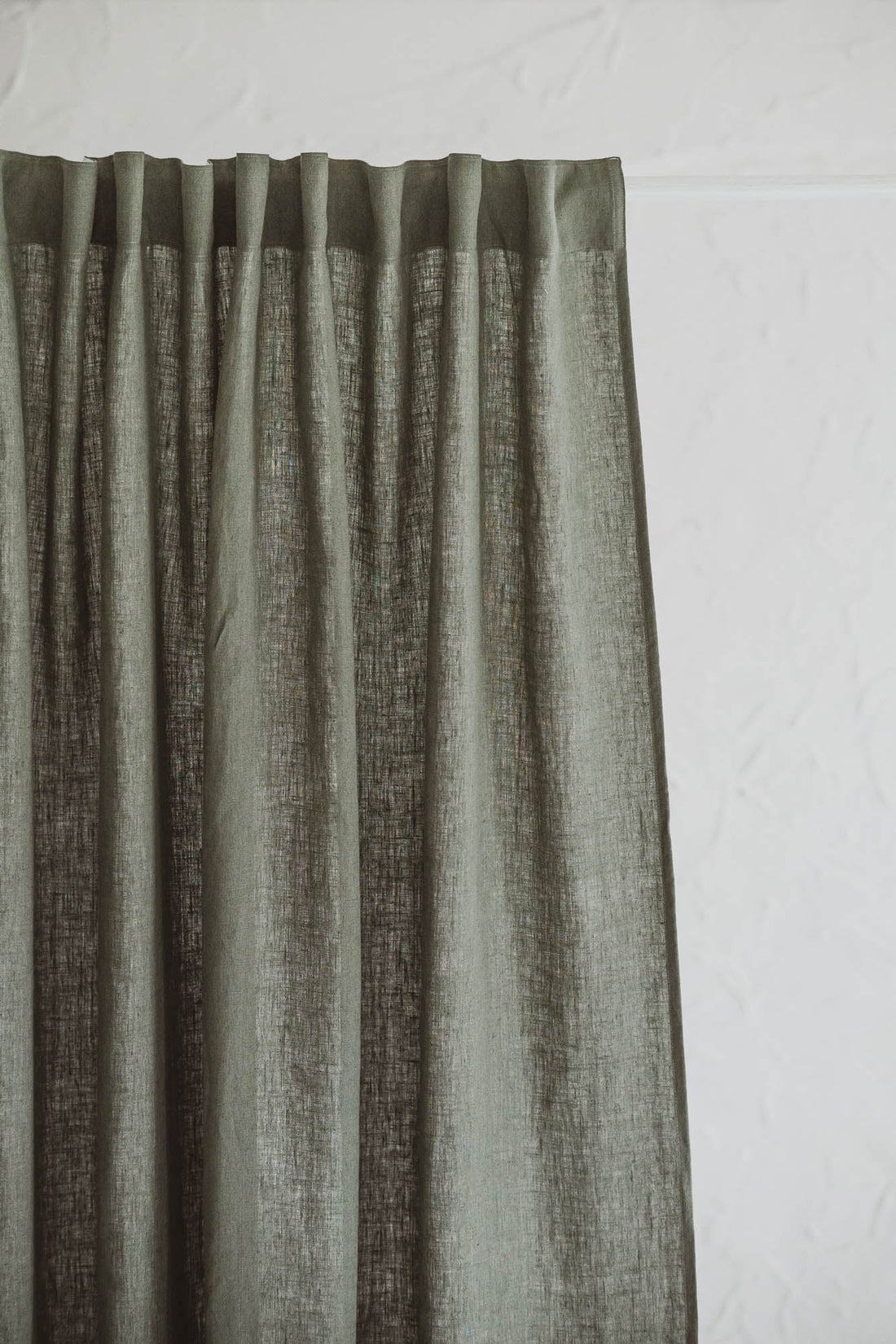 Graugrüner Leinenvorhang mit multifunktionalem Gardinenband