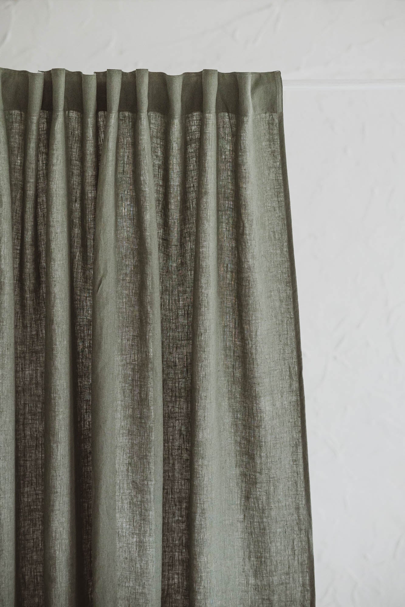 Graugrüner Leinenvorhang mit multifunktionalem Gardinenband