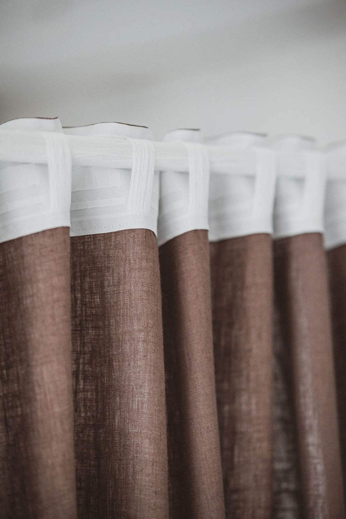 Kakaofarbener Leinenvorhang mit multifunktionalem Gardinenband