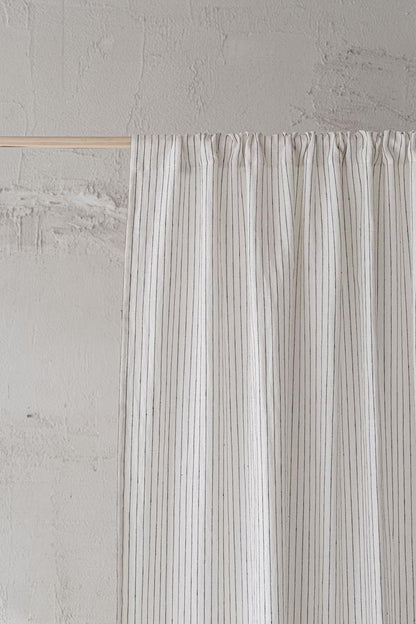 Weißer Leinenvorhang mit schwarzen Streifen