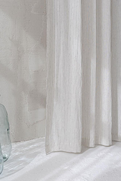 Weißer Leinenvorhang mit schwarzen Streifen