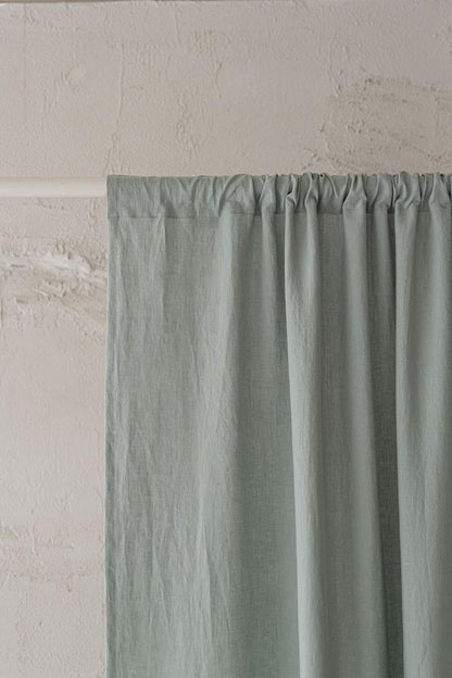 Frostiger grüner Leinenvorhang