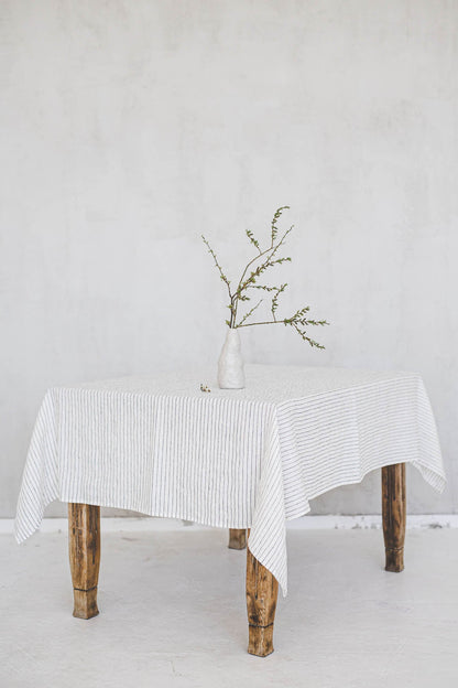 Weiße Leinentischdecke mit schwarzen Streifen