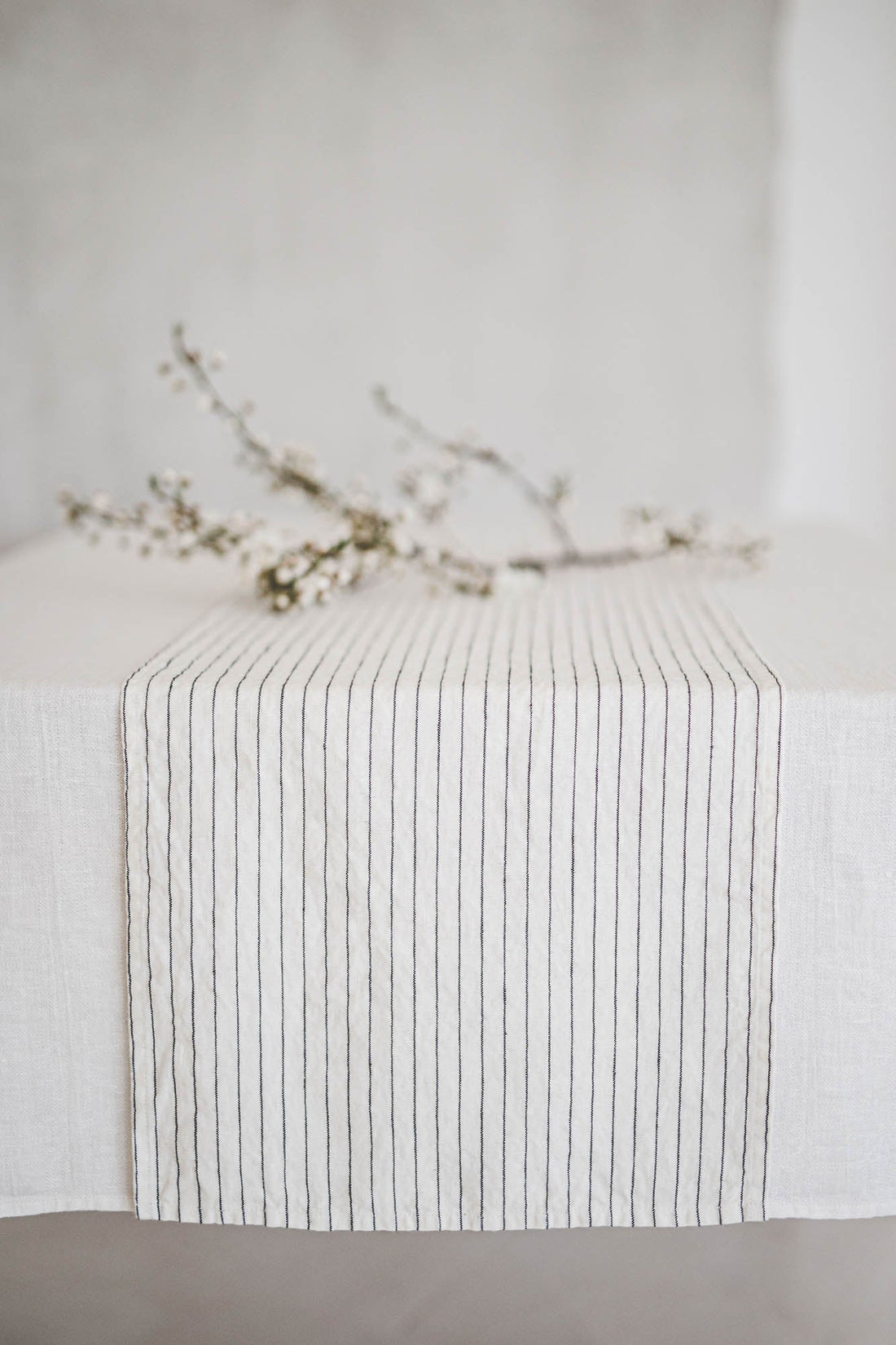 Weißer Tischläufer aus Leinen mit schwarzen Streifen