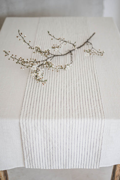 Weißer Tischläufer aus Leinen mit schwarzen Streifen