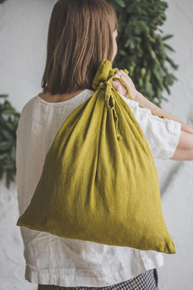 Olivgrüne Weihnachtsgeschenktüte aus Leinen