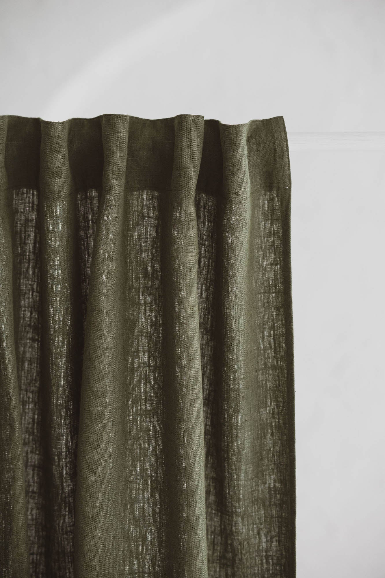 Schwerer waldgrüner Leinenvorhang mit multifunktionalem Gardinenband