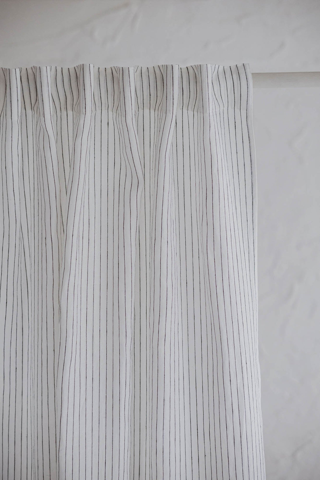 Weiß-schwarz gestreifter Leinenvorhang mit multifunktionalem Gardinenband