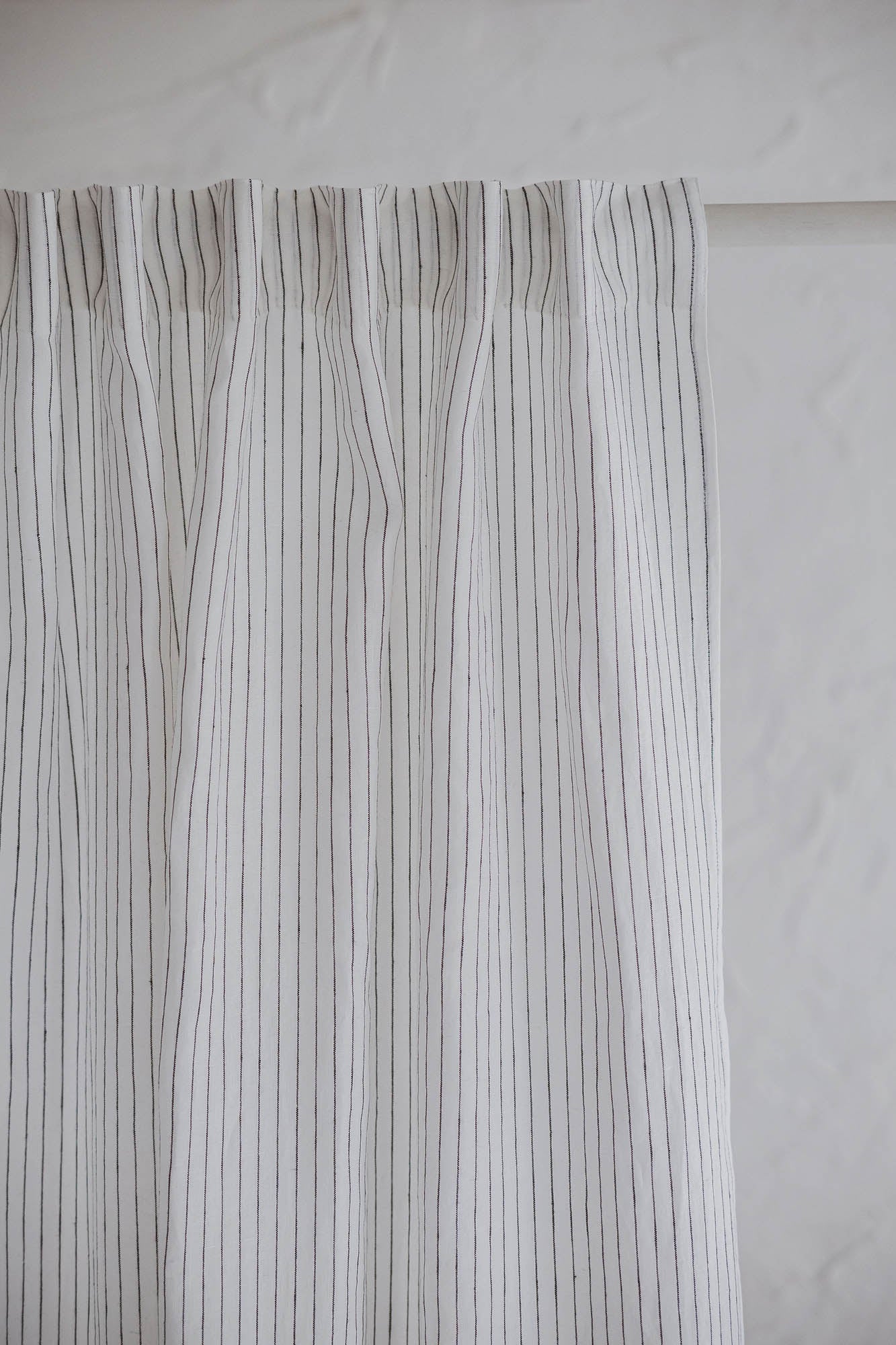 Weiß-schwarz gestreifter Leinenvorhang mit multifunktionalem Gardinenband