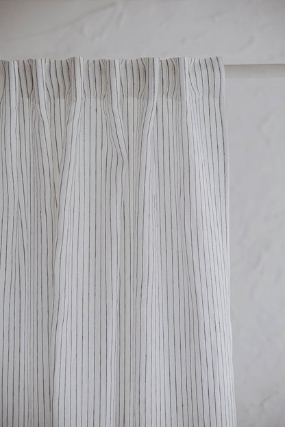 Weiß-schwarz gestreifter Leinenvorhang mit multifunktionalem Gardinenband