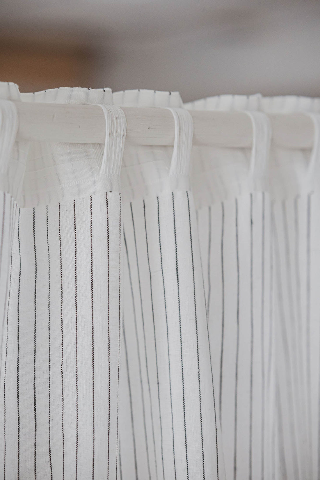 Weiß-schwarz gestreifter Leinenvorhang mit multifunktionalem Gardinenband