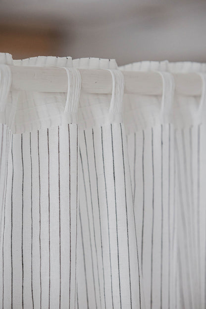 Weiß-schwarz gestreifter Leinenvorhang mit multifunktionalem Gardinenband