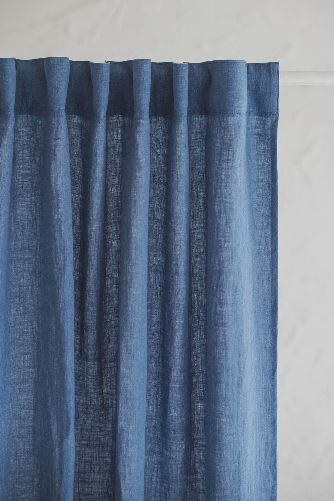 Jeansblauer Leinenvorhang mit multifunktionalem Gardinenband