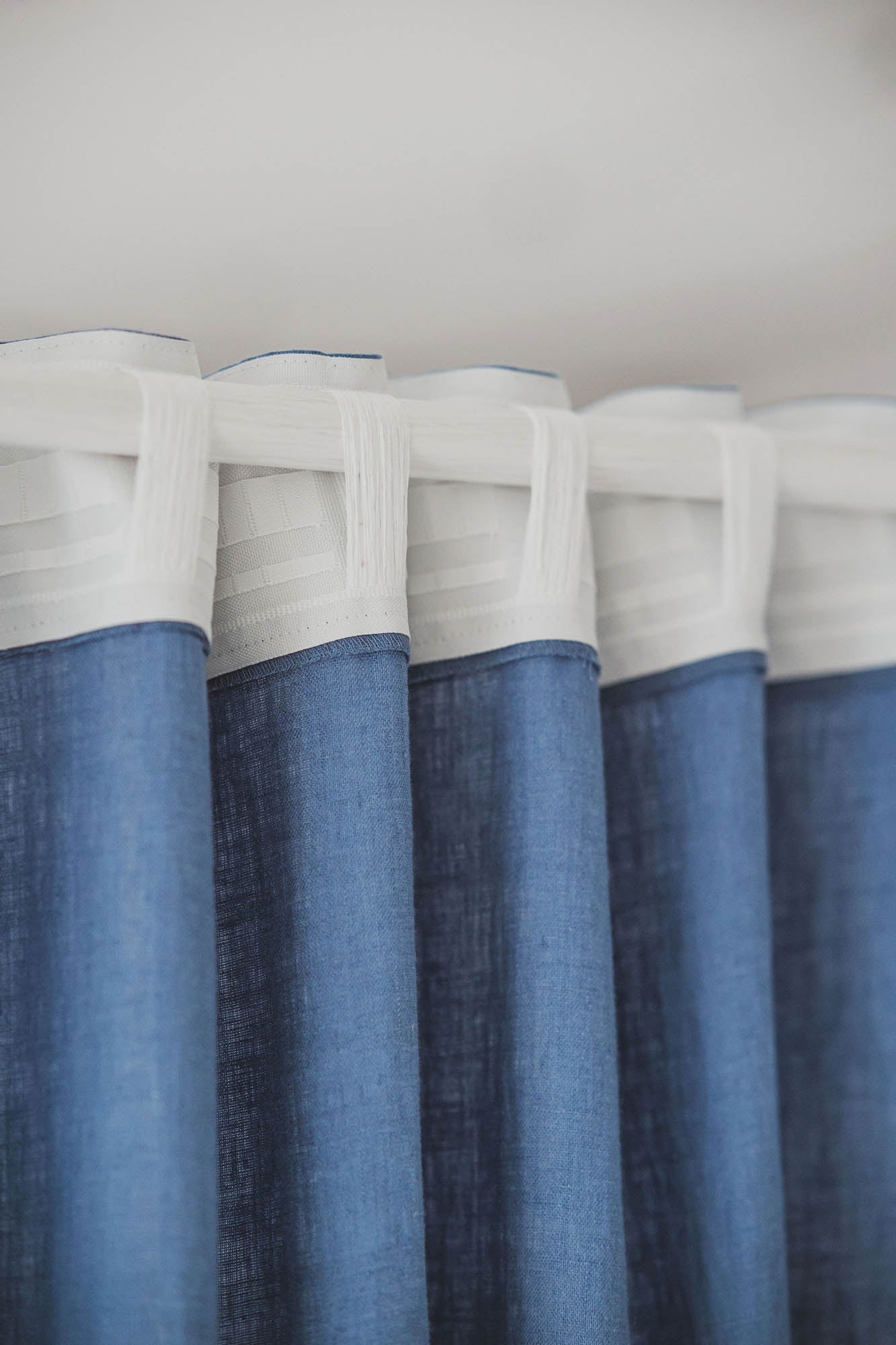 Jeansblauer Leinenvorhang mit multifunktionalem Gardinenband