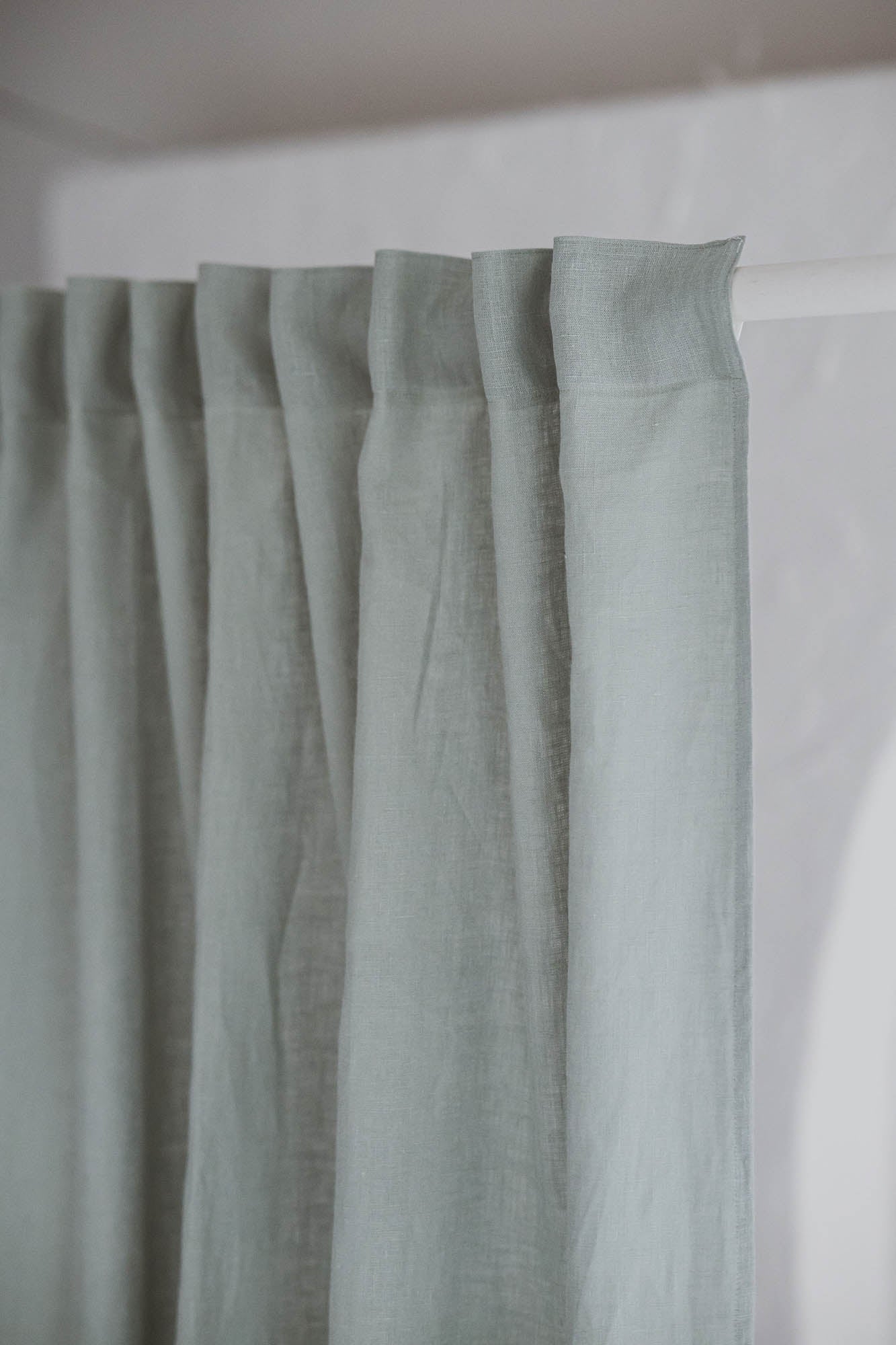 Frostiger grüner Leinenvorhang mit multifunktionalem Gardinenband