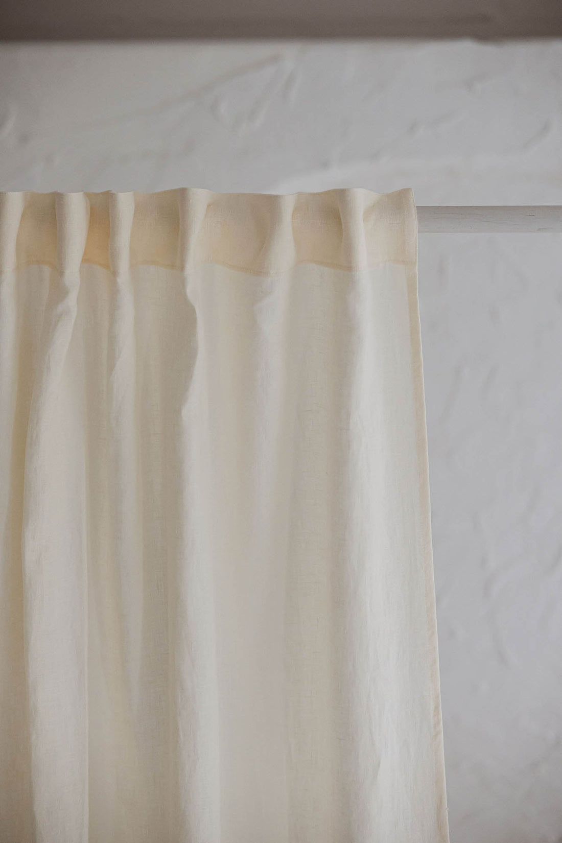 Cremefarbener Leinenvorhang mit multifunktionalem Gardinenband