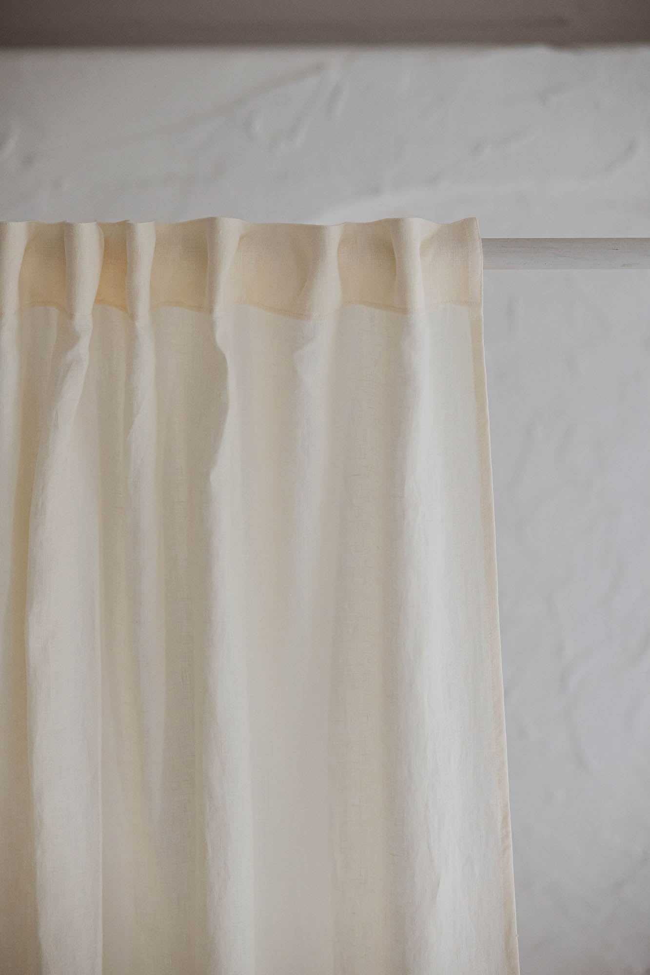 Cremefarbener Leinenvorhang mit multifunktionalem Gardinenband