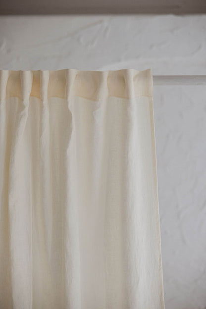 Cremefarbener Leinenvorhang mit multifunktionalem Gardinenband