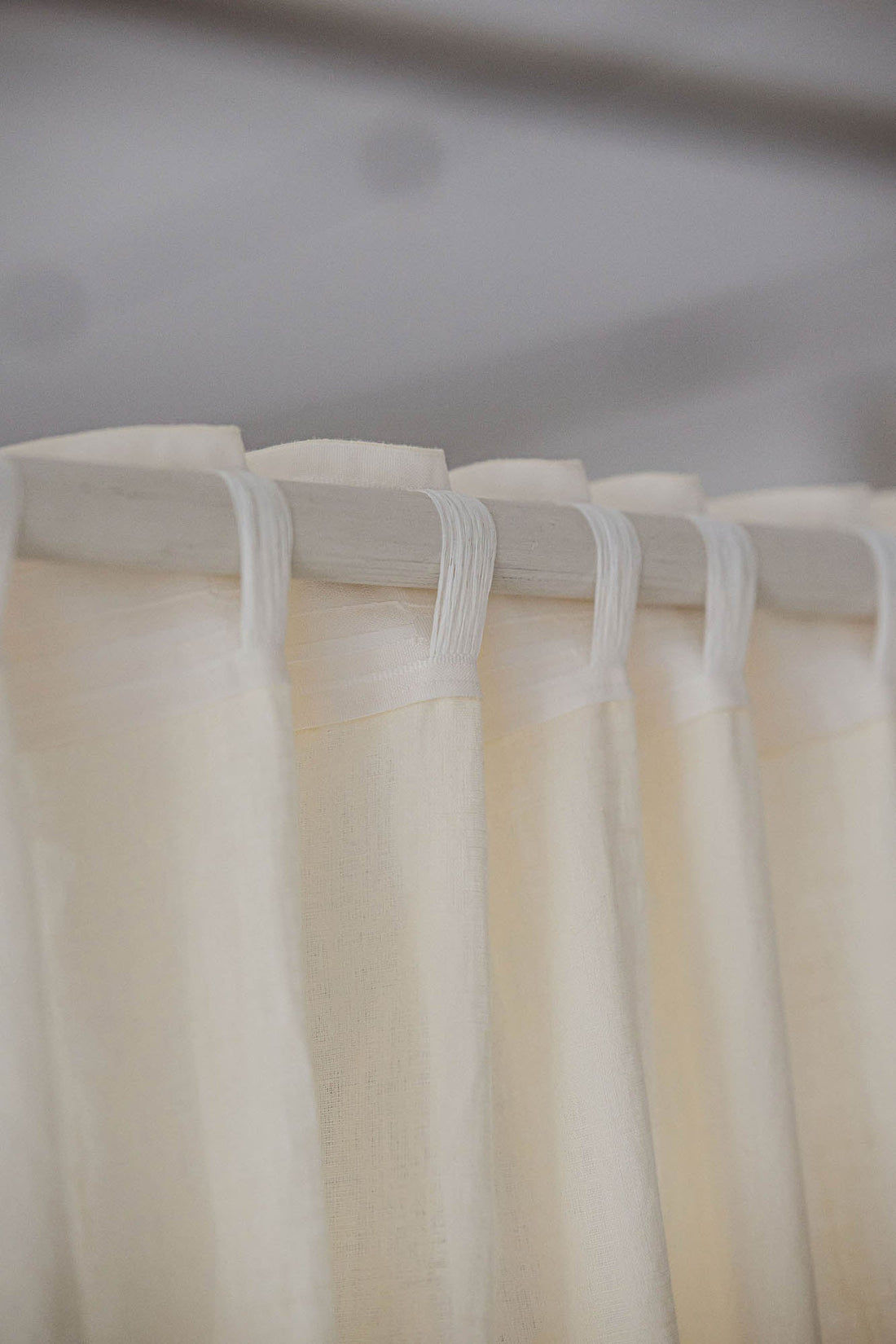 Cremefarbener Leinenvorhang mit multifunktionalem Gardinenband